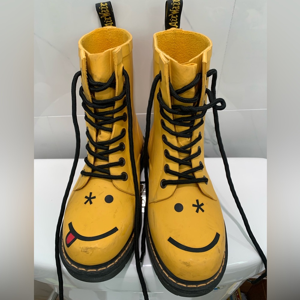 Dr. Doc Martens Women's Hincky Yellow Smiley Face Eye Platform Boot 1460 shoes 6 - Picture 6 of 11